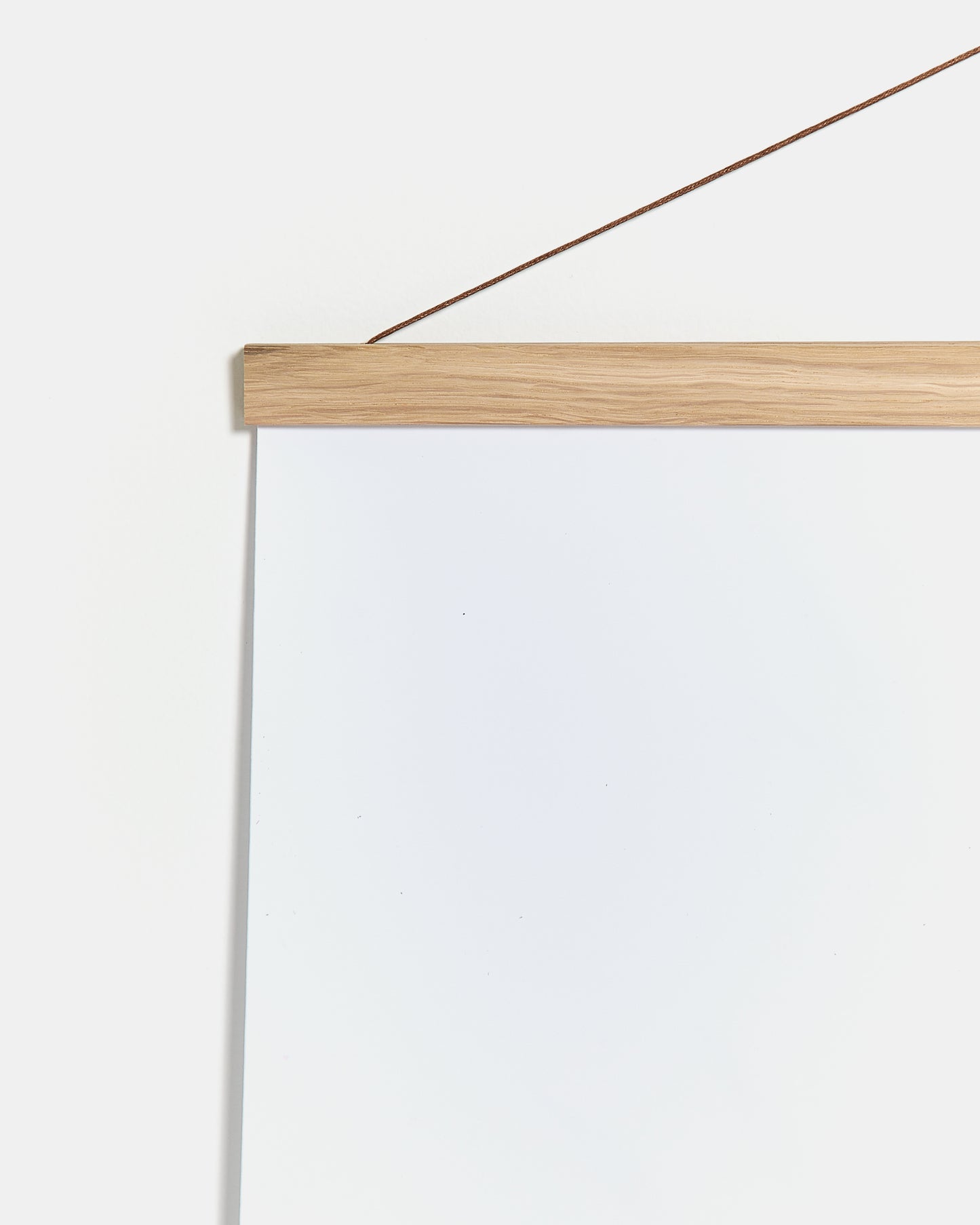Colgador para póster de 30cm de madera y color roble