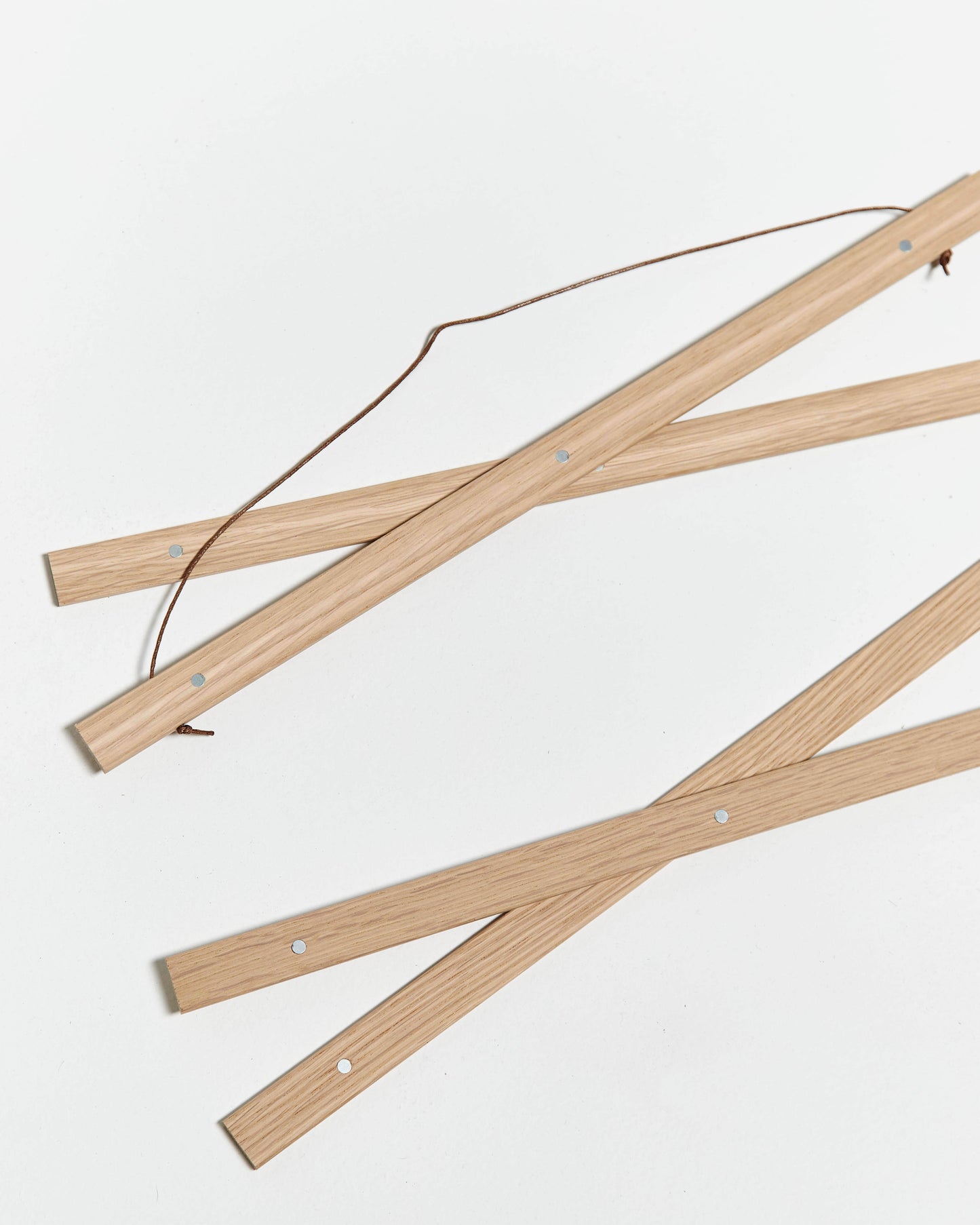 Colgador para póster de 30cm de madera y color roble