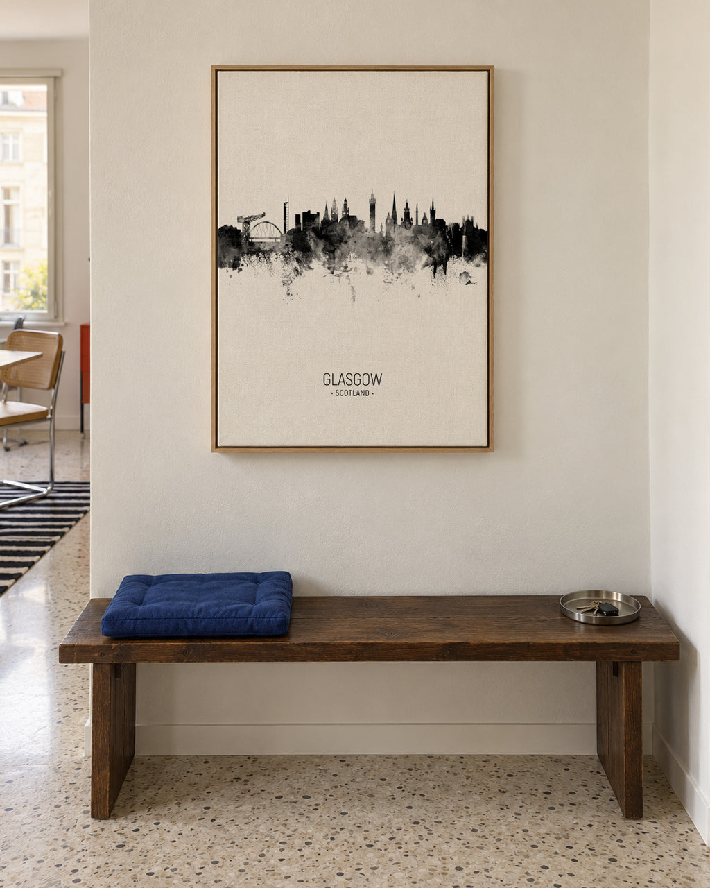 Glasgow Skyline en blanco y negro - Framed canvas in an interior