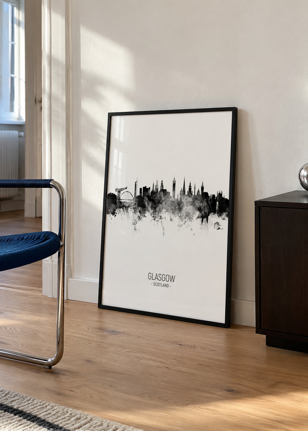 Glasgow Skyline en blanco y negro - Framed poster in an interior