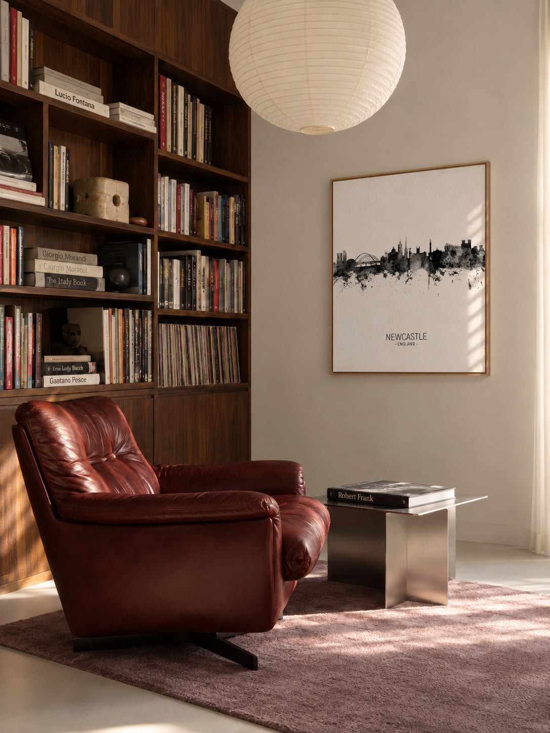 Newcastle Skyline en blanco y negro - Framed canvas in an interior
