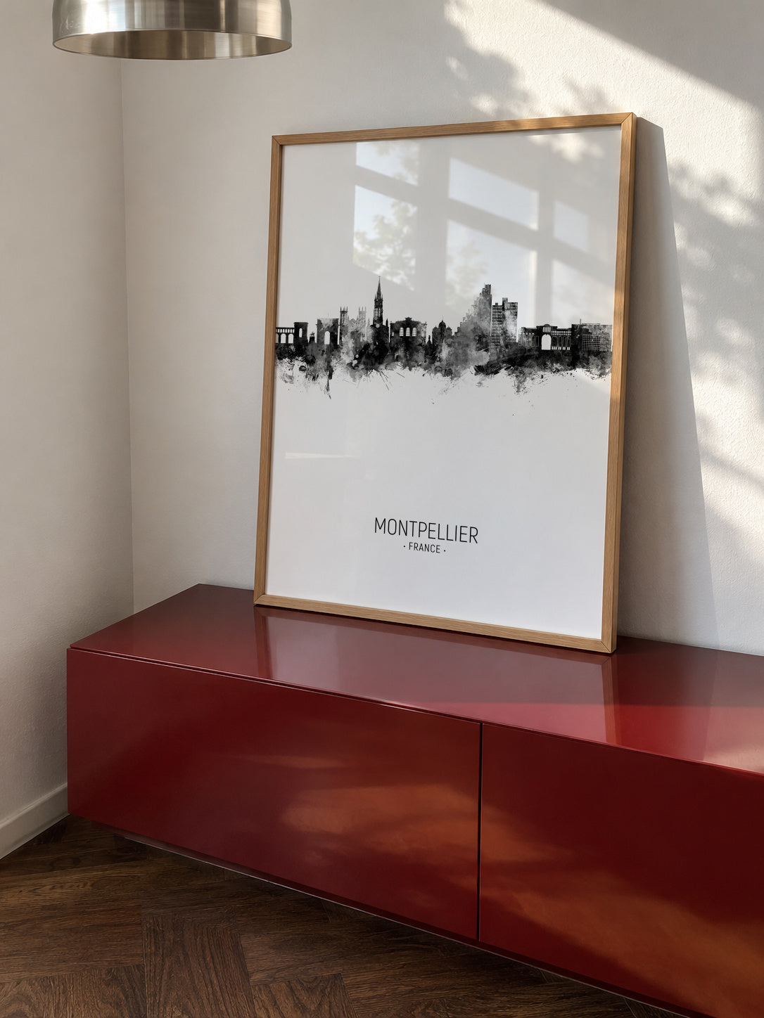 Montpellier Skyline blanco y negro - Framed poster in an interior