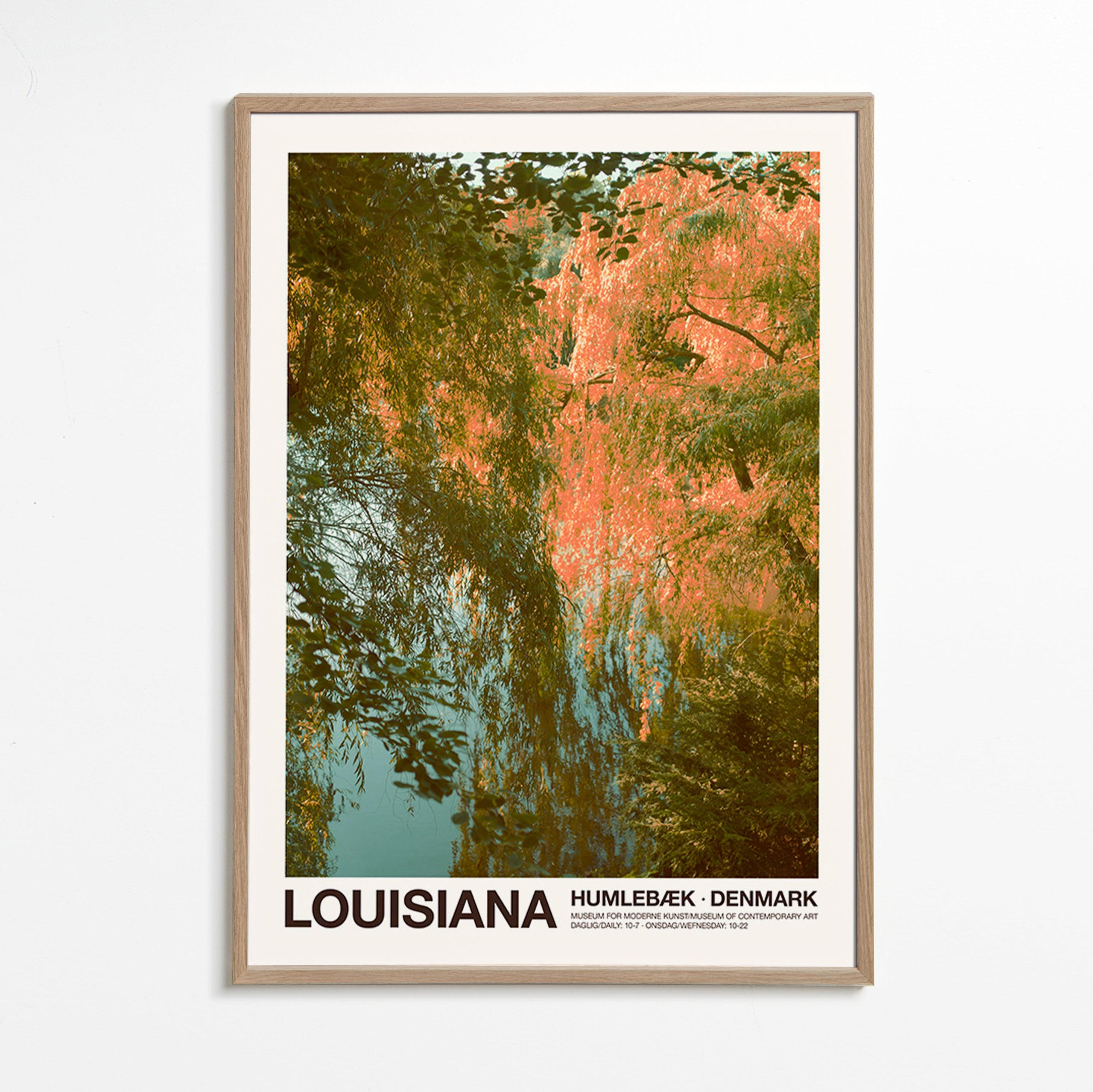 Cuadro de paisaje con lago y reflejos rosados – Oak Frame