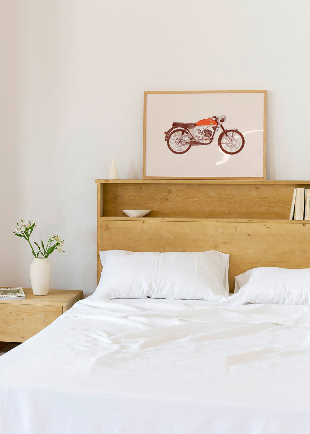 Cuadro vintage moto roja sobre fondo beige – Product1