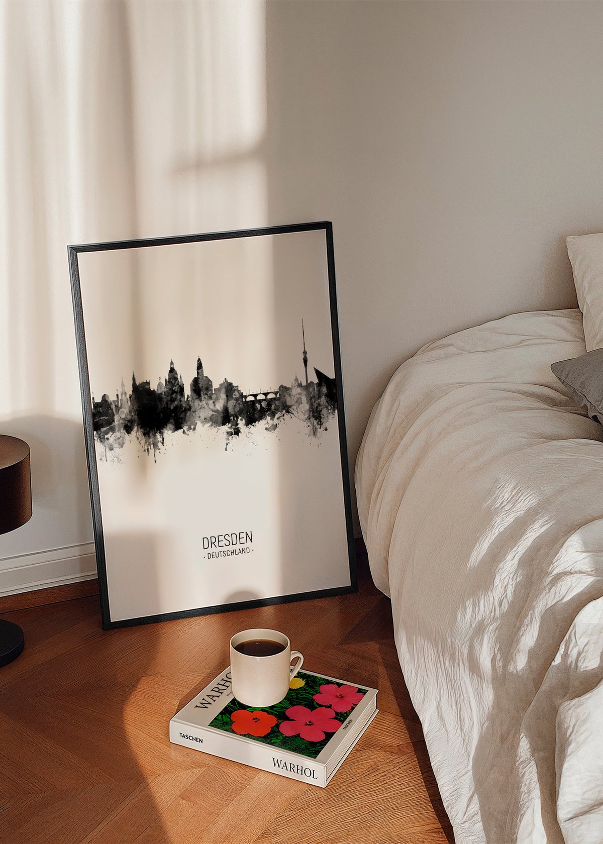 Dresden Skyline blanco y negro - Framed poster in an interior