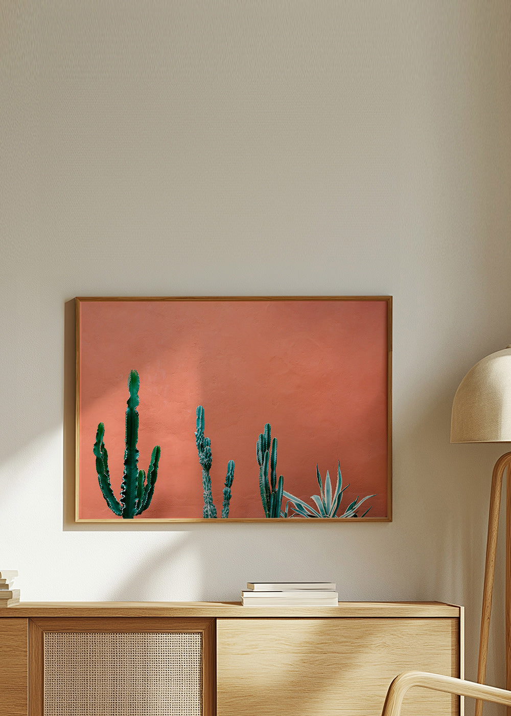 Lámina botánica con cactus sobre pared terracota – Product1