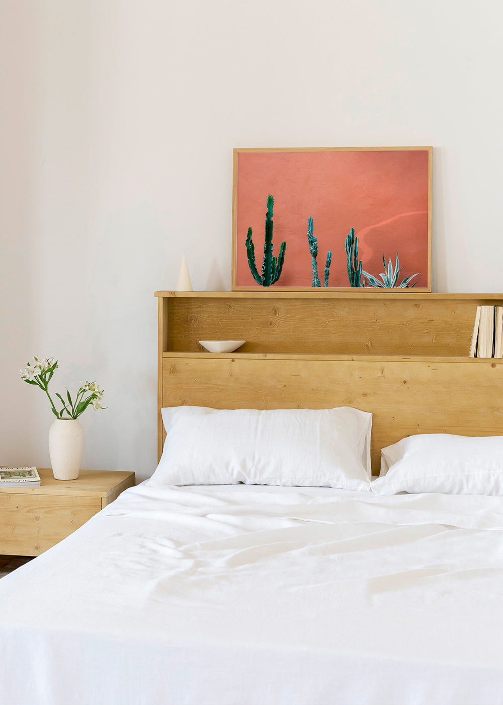 Lámina botánica con cactus sobre pared terracota – Product3