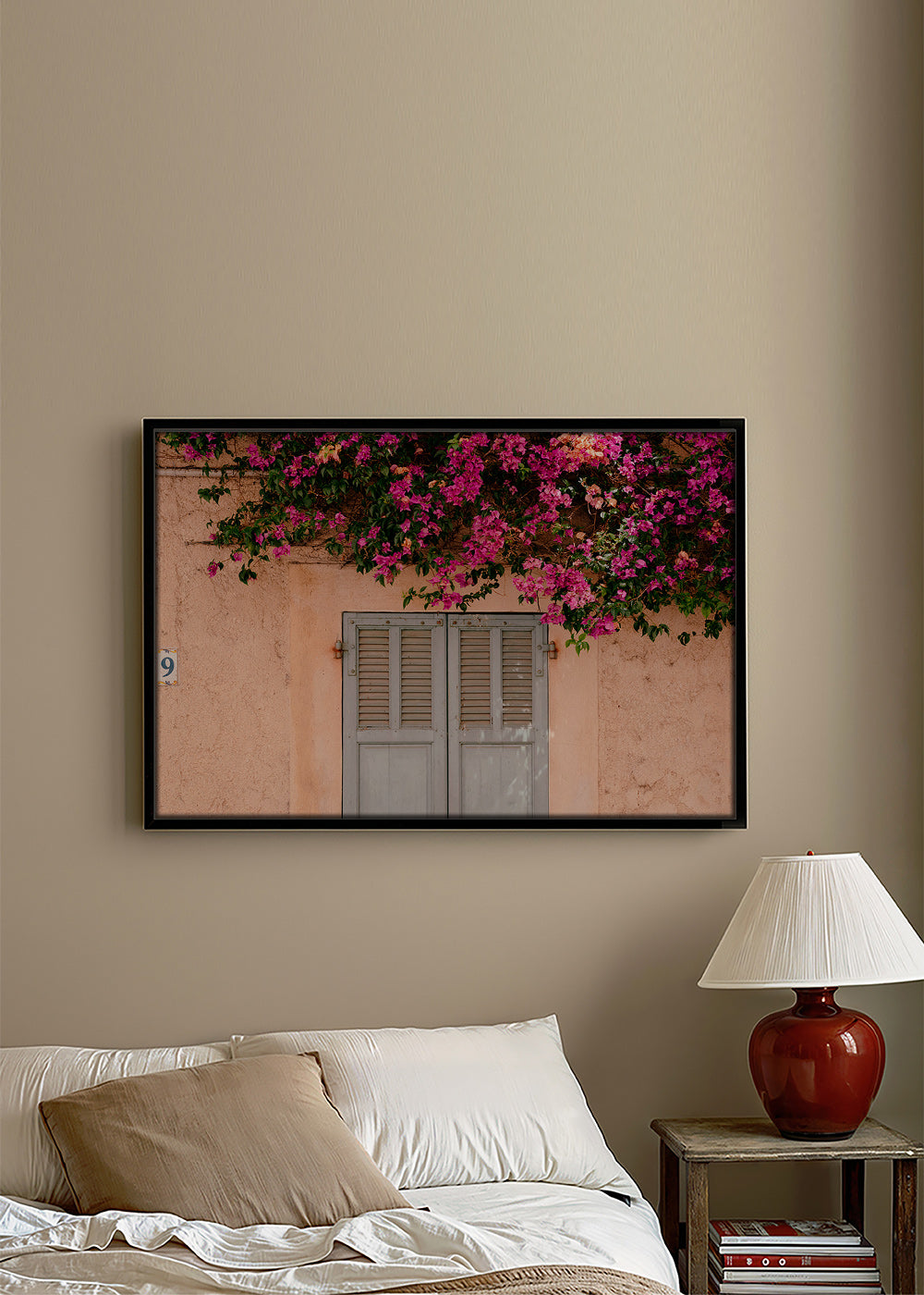 Lámina botánica con buganvillas sobre puerta antigua – Canvas1
