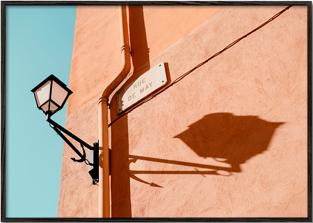 Cuadro de ciudades con farol y sombra en pared – Black Frame