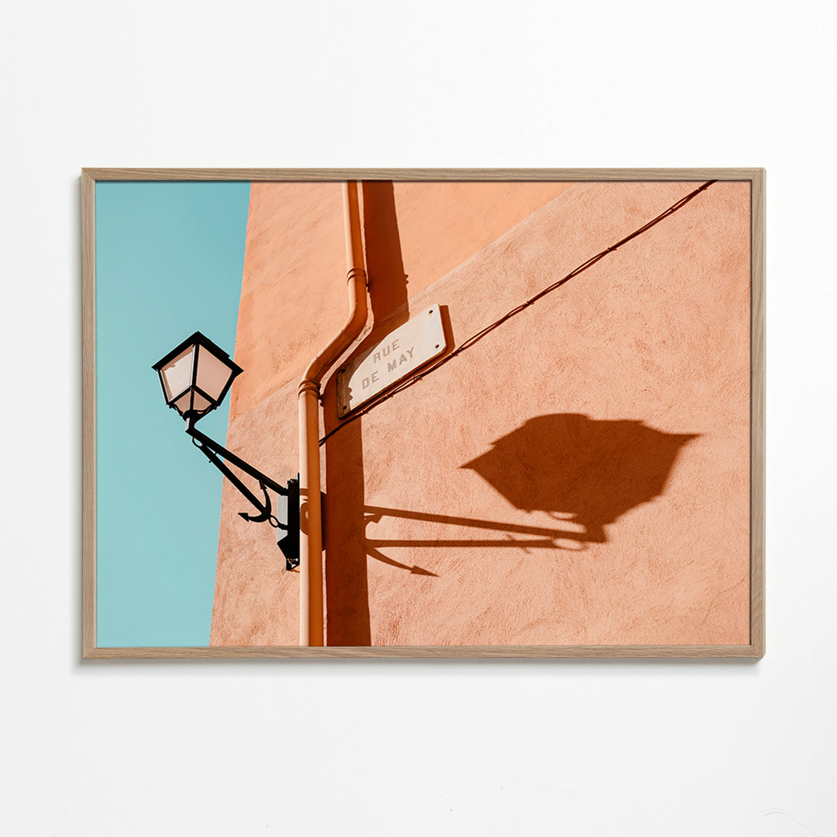 Cuadro de ciudades con farol y sombra en pared – Oak Frame
