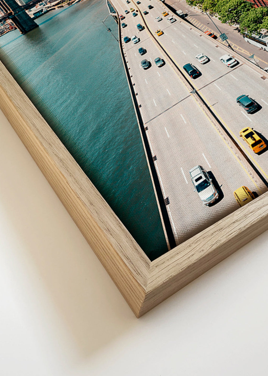 Cuadro de ciudades: skyline y puente desde altura – Canvas detail