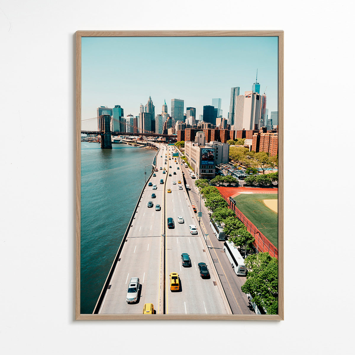 Cuadro de ciudades: skyline y puente desde altura – Oak Frame