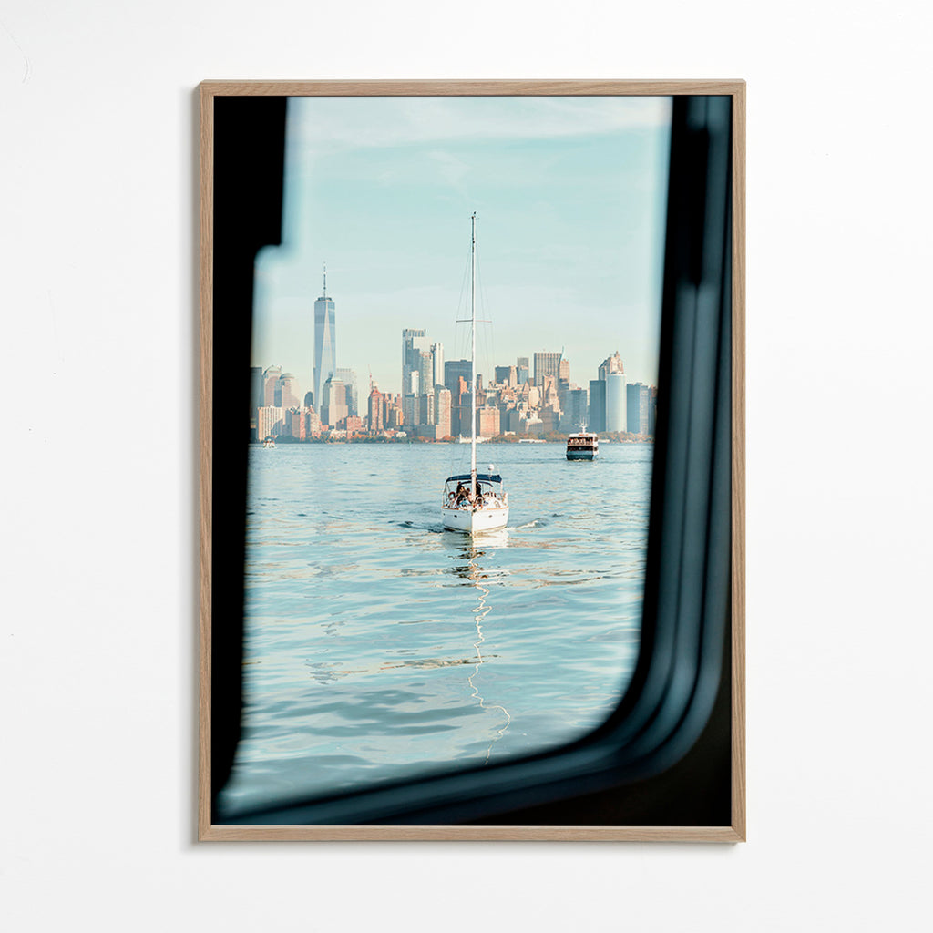 Cuadro de ciudades con velero frente al skyline – Oak Frame