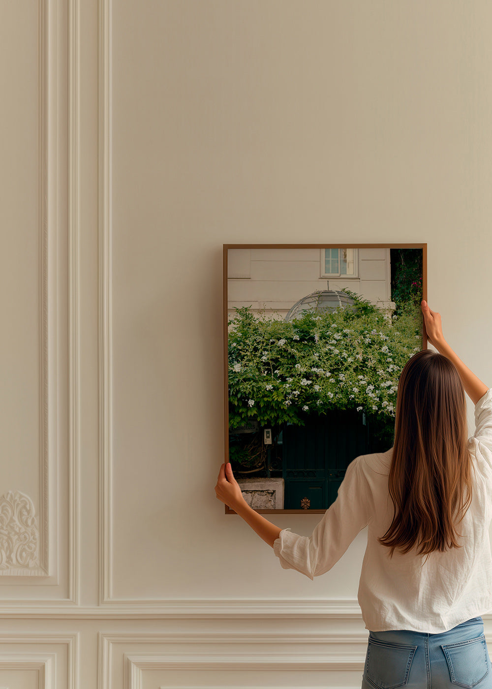 Lámina botánica con enredadera blanca sobre portal – Product3
