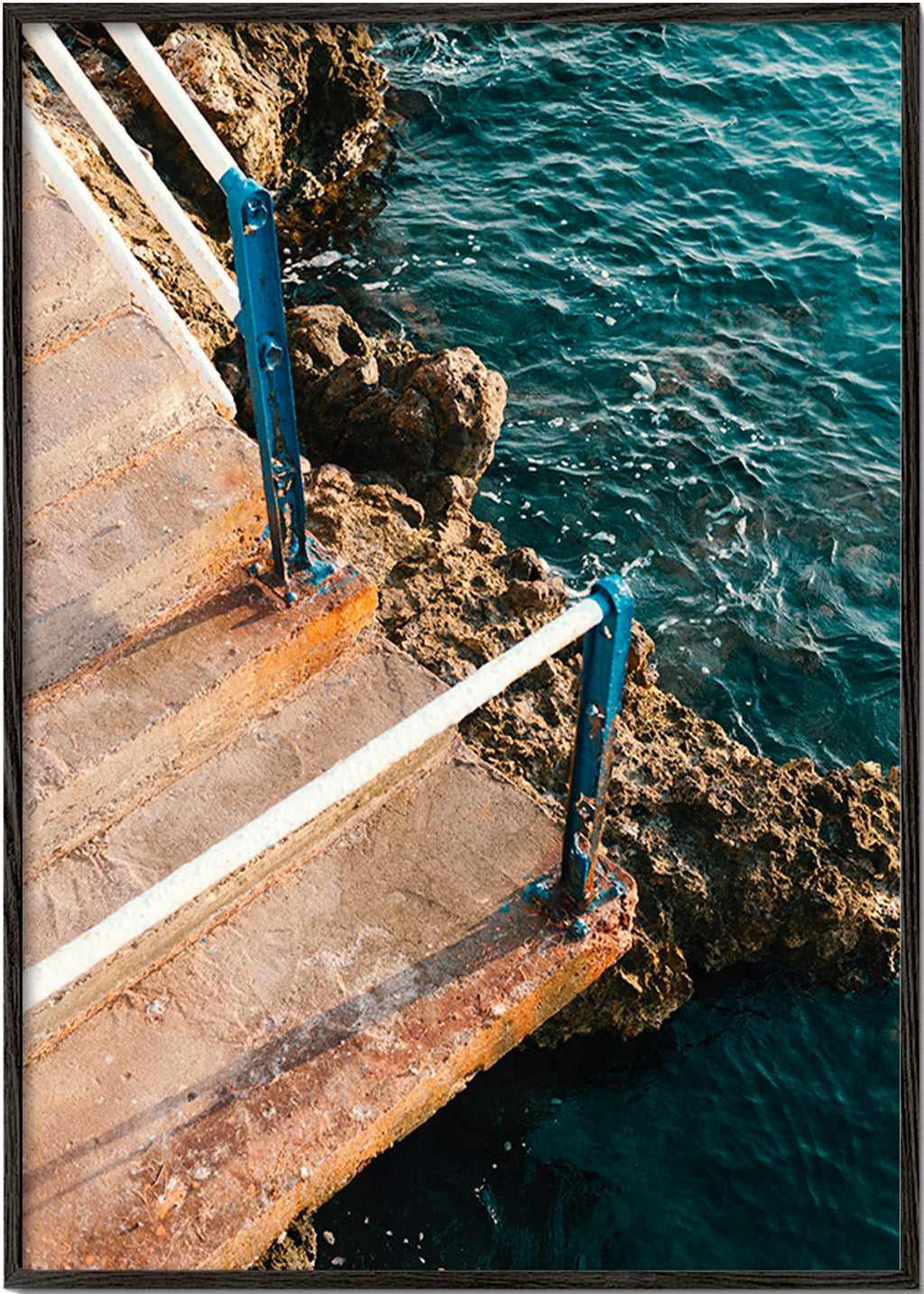 Cuadro de paisaje con escalera al mar – Black Frame