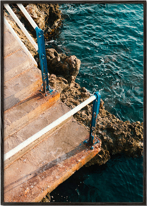 Cuadro de paisaje con escalera al mar – Black Frame