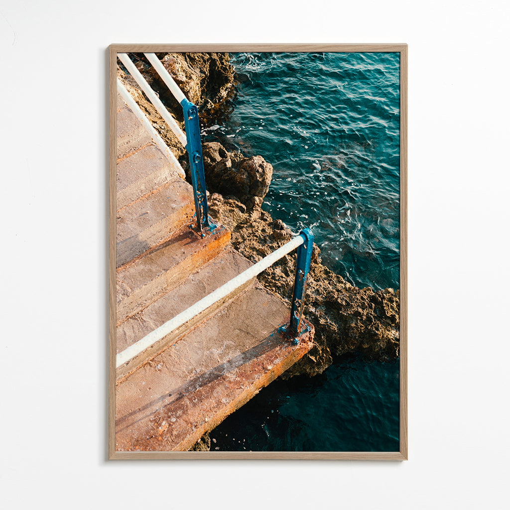 Cuadro de paisaje con escalera al mar – Oak Frame