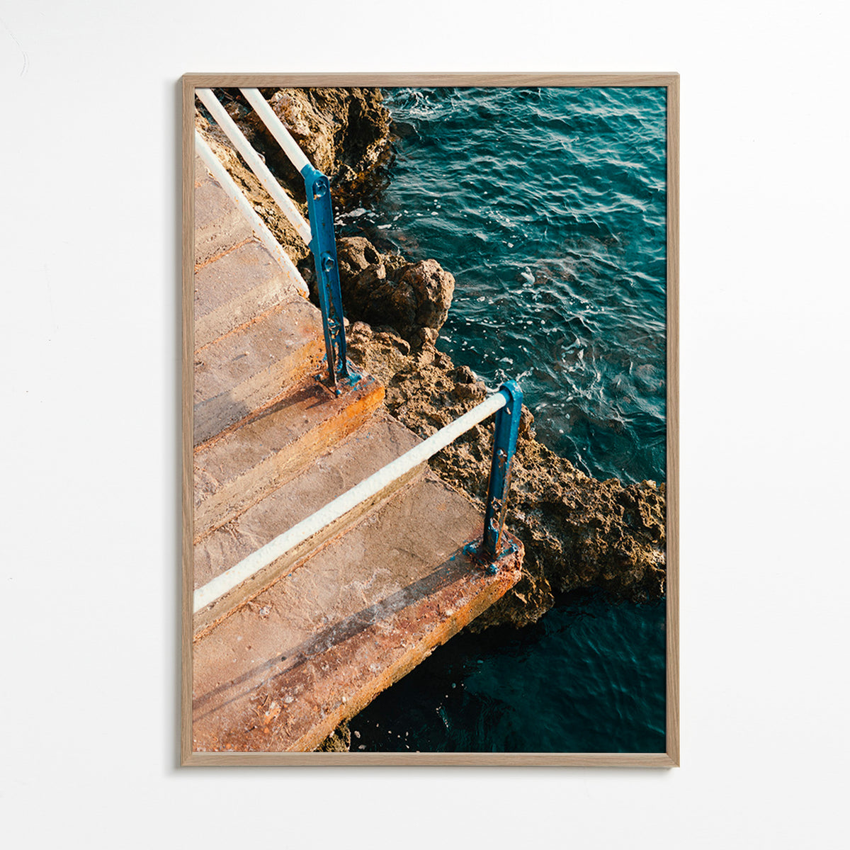 Cuadro de paisaje con escalera al mar – Oak Frame
