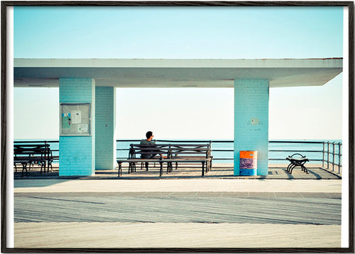 Fotografía en muelle con banco solitario – Black Frame