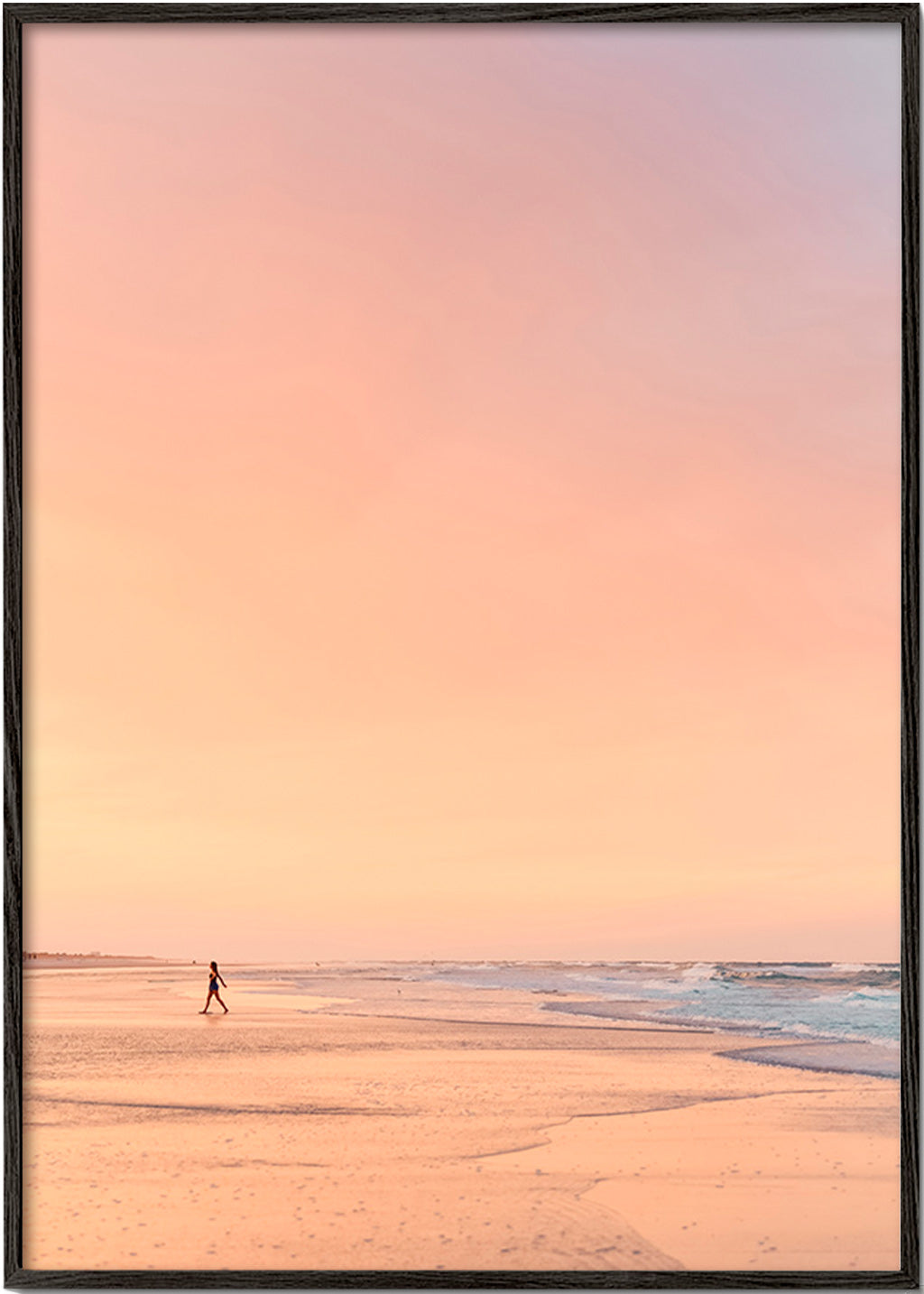 Cuadro de paisaje: playa al amanecer en tonos pastel – Black Frame