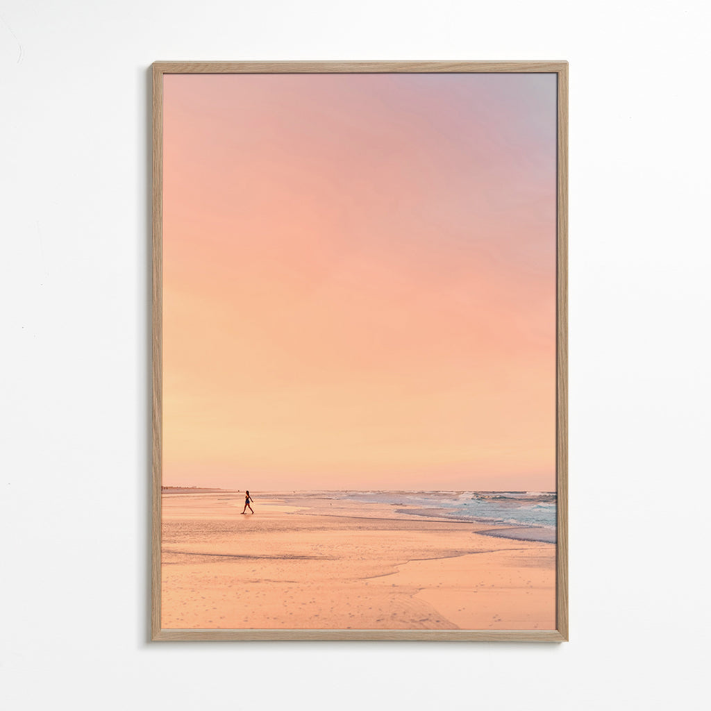 Cuadro de paisaje: playa al amanecer en tonos pastel – Oak Frame