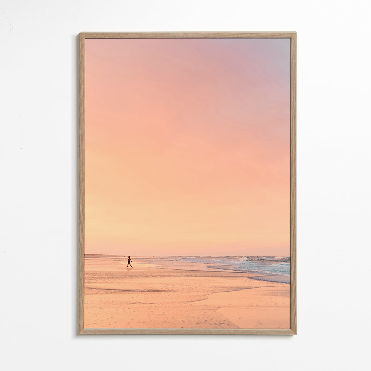 Cuadro de paisaje: playa al amanecer en tonos pastel – Oak Frame