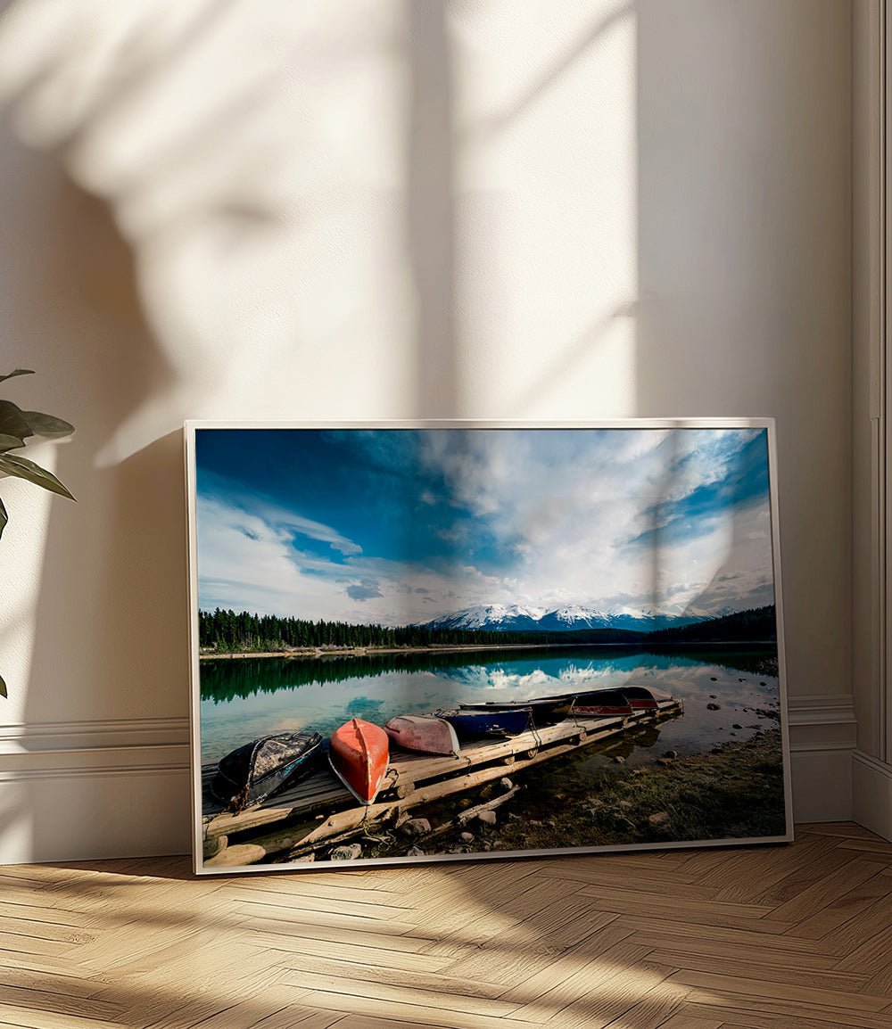 Cuadro de paisaje con canoas en muelle – Product1