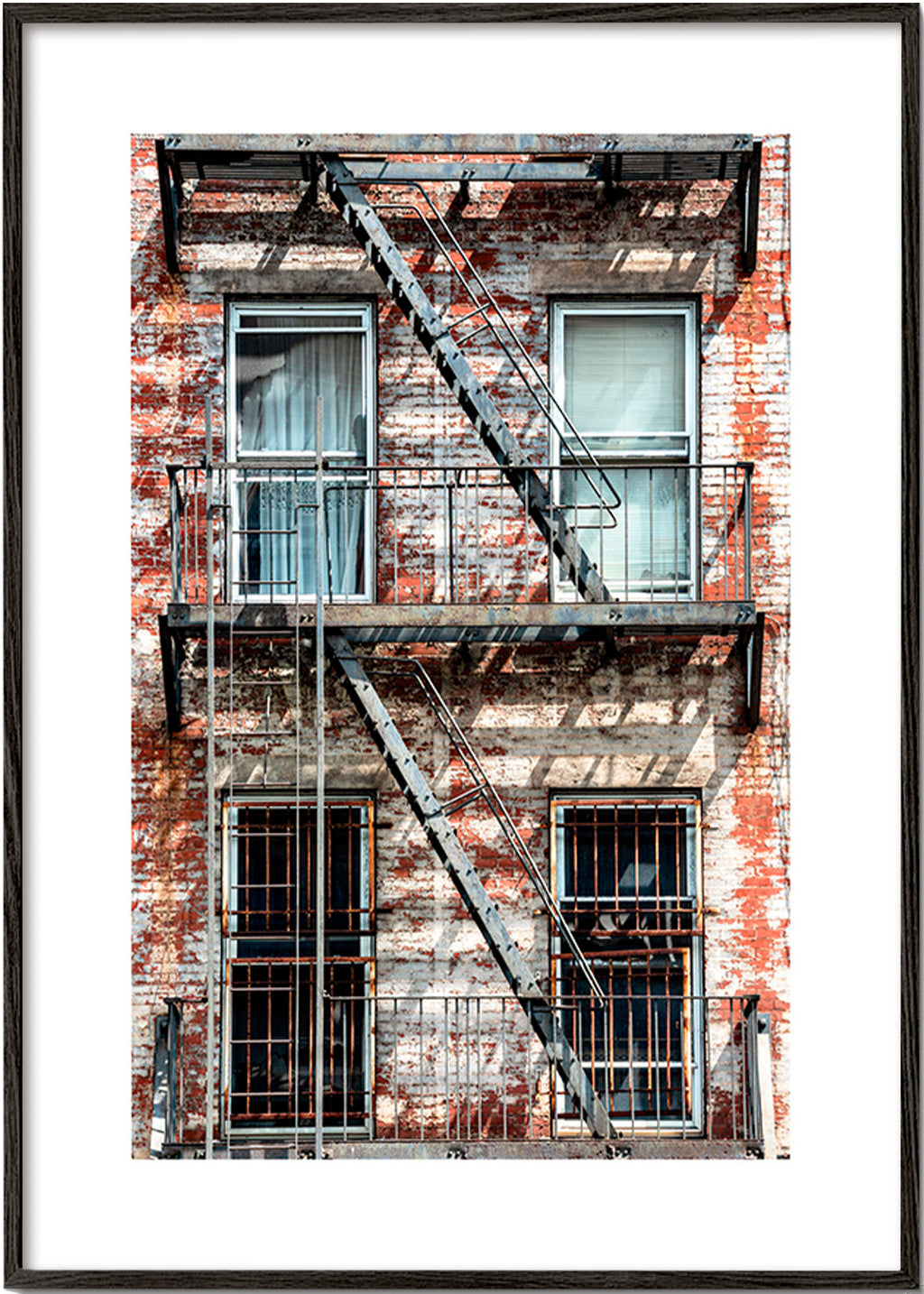 Fotografía de fachada con escalera de incendios – Black Frame