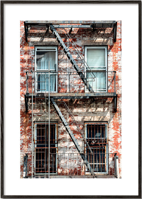 Fotografía de fachada con escalera de incendios – Black Frame