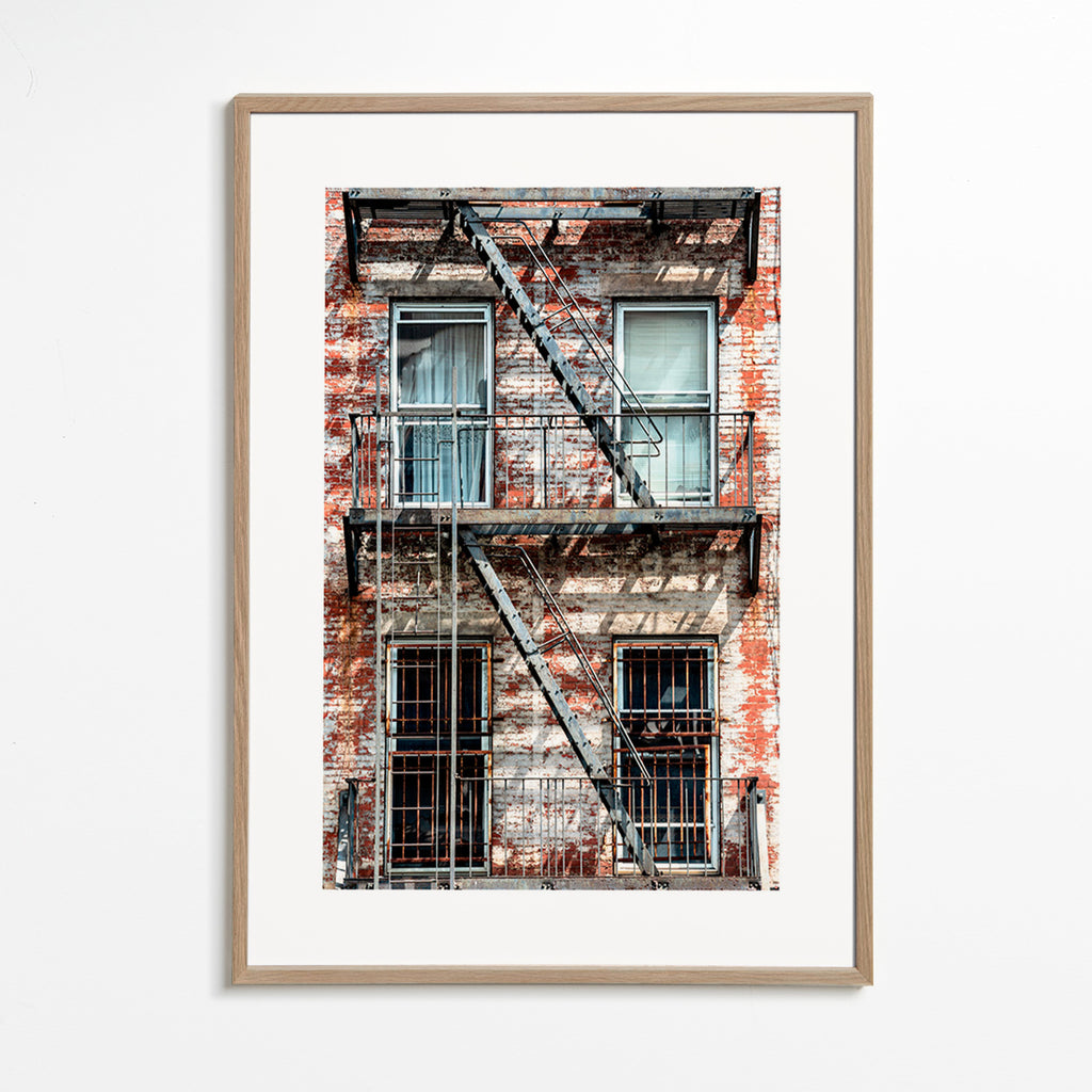 Fotografía de fachada con escalera de incendios – Oak Frame