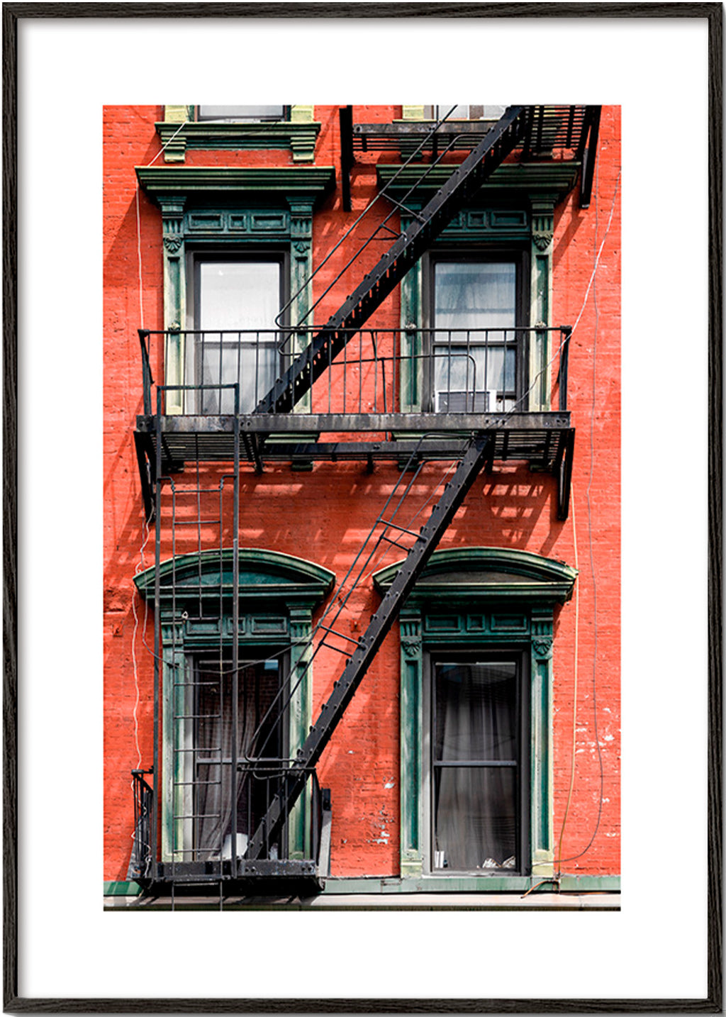 Cuadro de ciudades: fachada de NY con escalera de emergencia – Black Frame