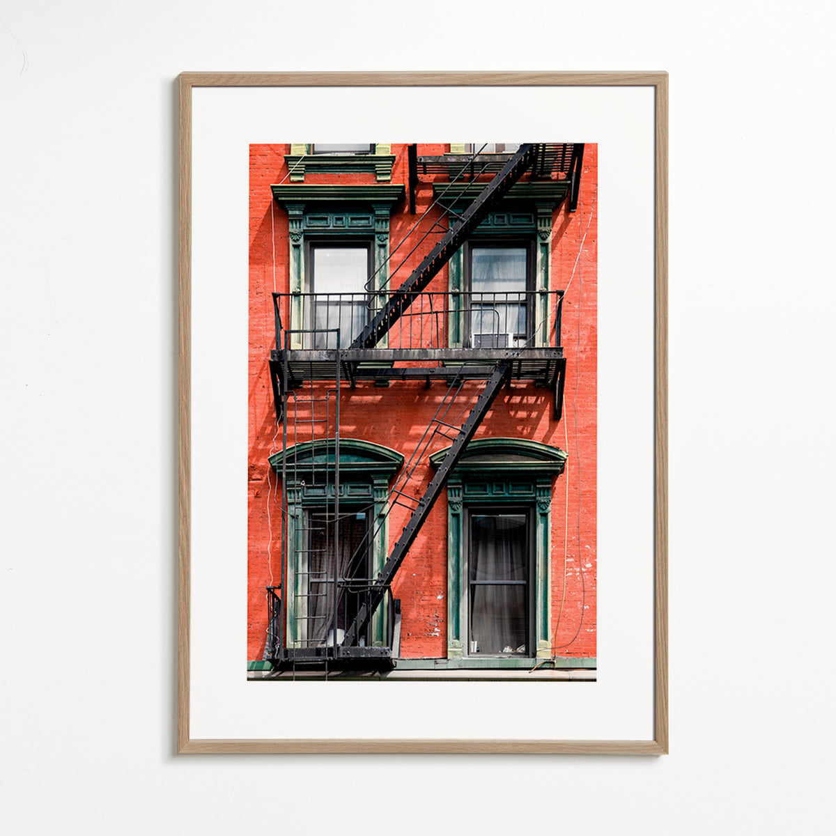 Cuadro de ciudades: fachada de NY con escalera de emergencia – Oak Frame