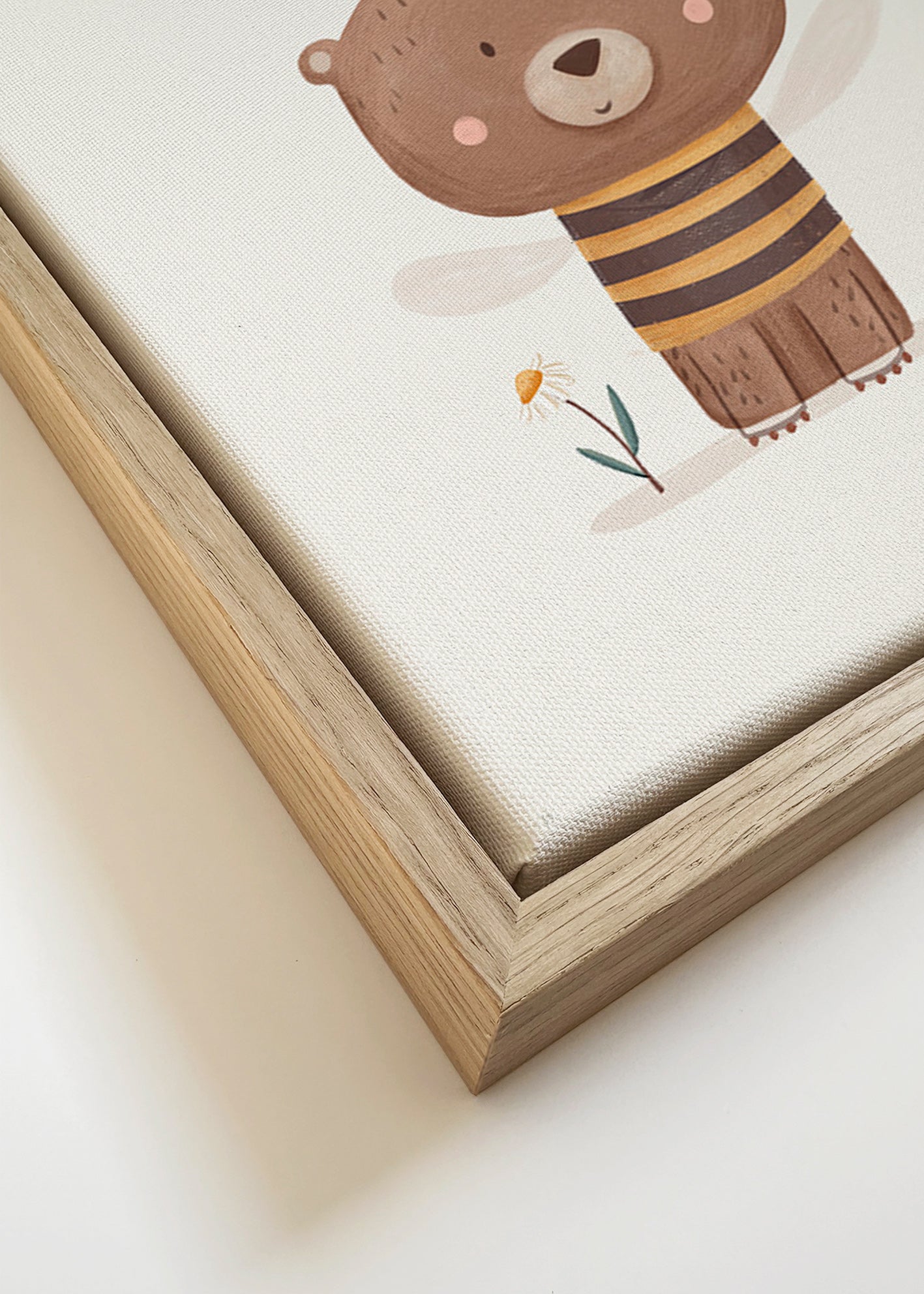 Lámina infantil con oso abeja – Canvas detail