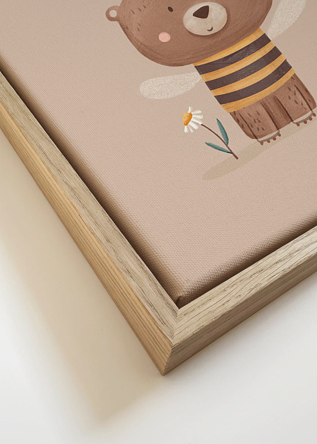 Lámina infantil oso abeja con corona – Canvas detail