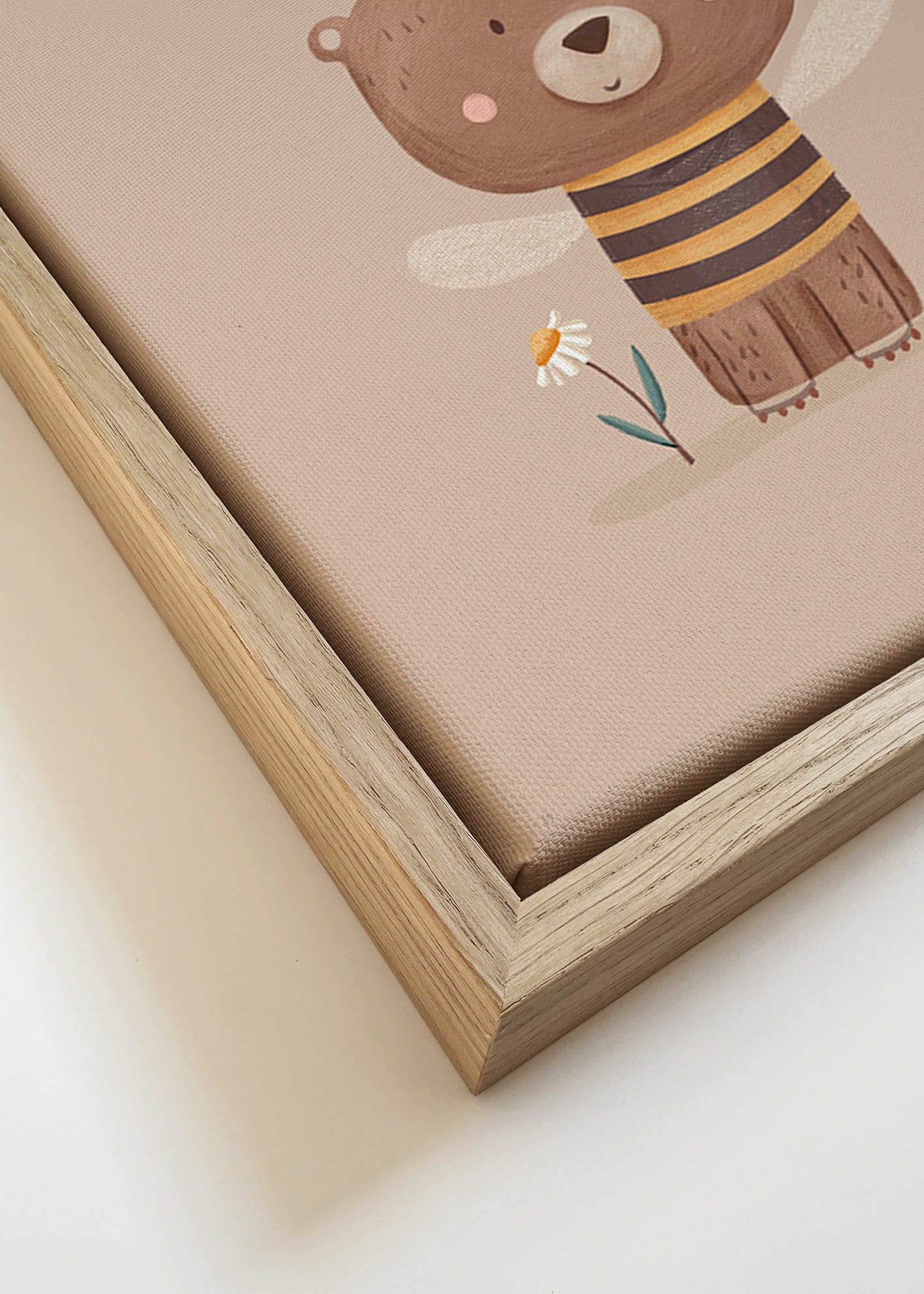 Lámina infantil oso abeja con corona – Canvas detail