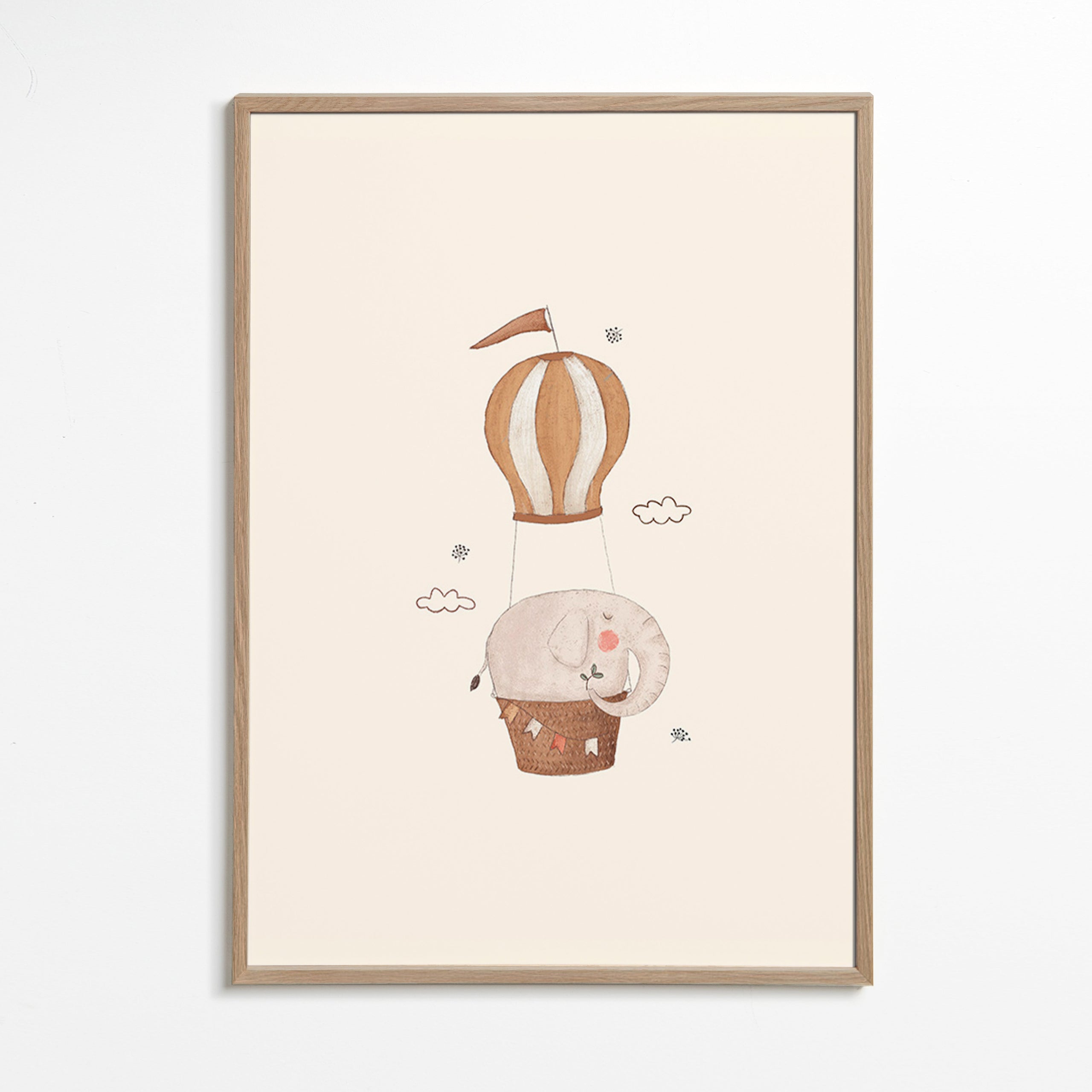 Lámina infantil con elefante en globo – Oak Frame