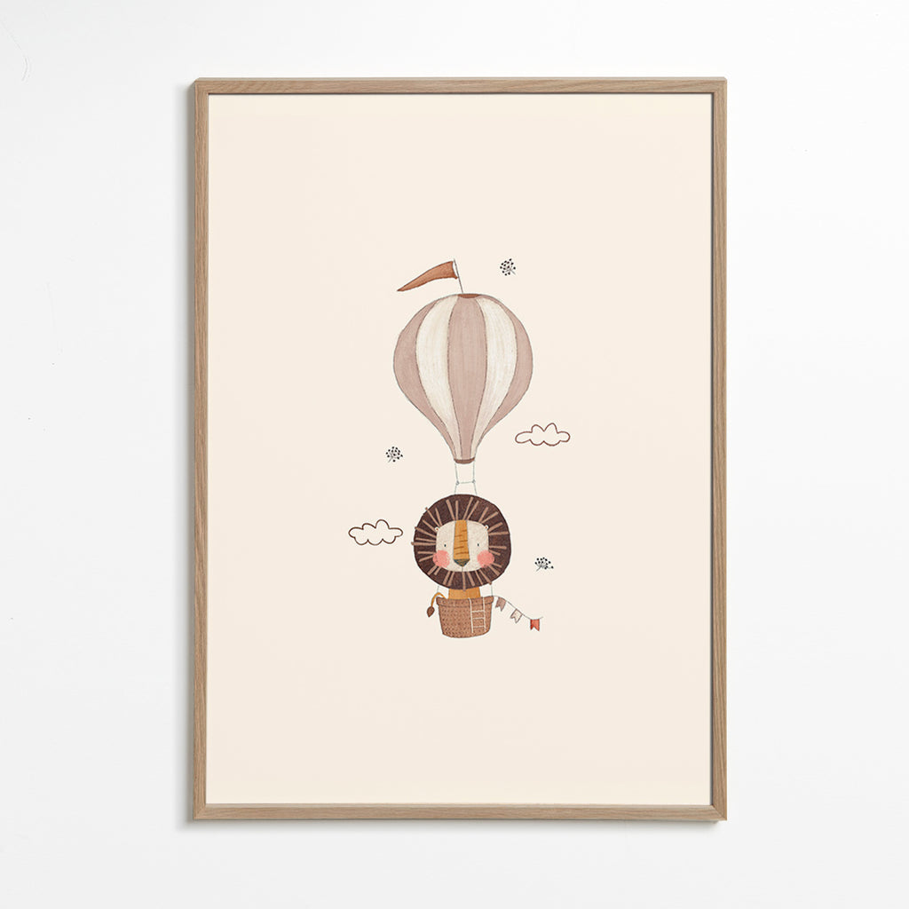 Lámina infantil: león en globo beige – Oak Frame