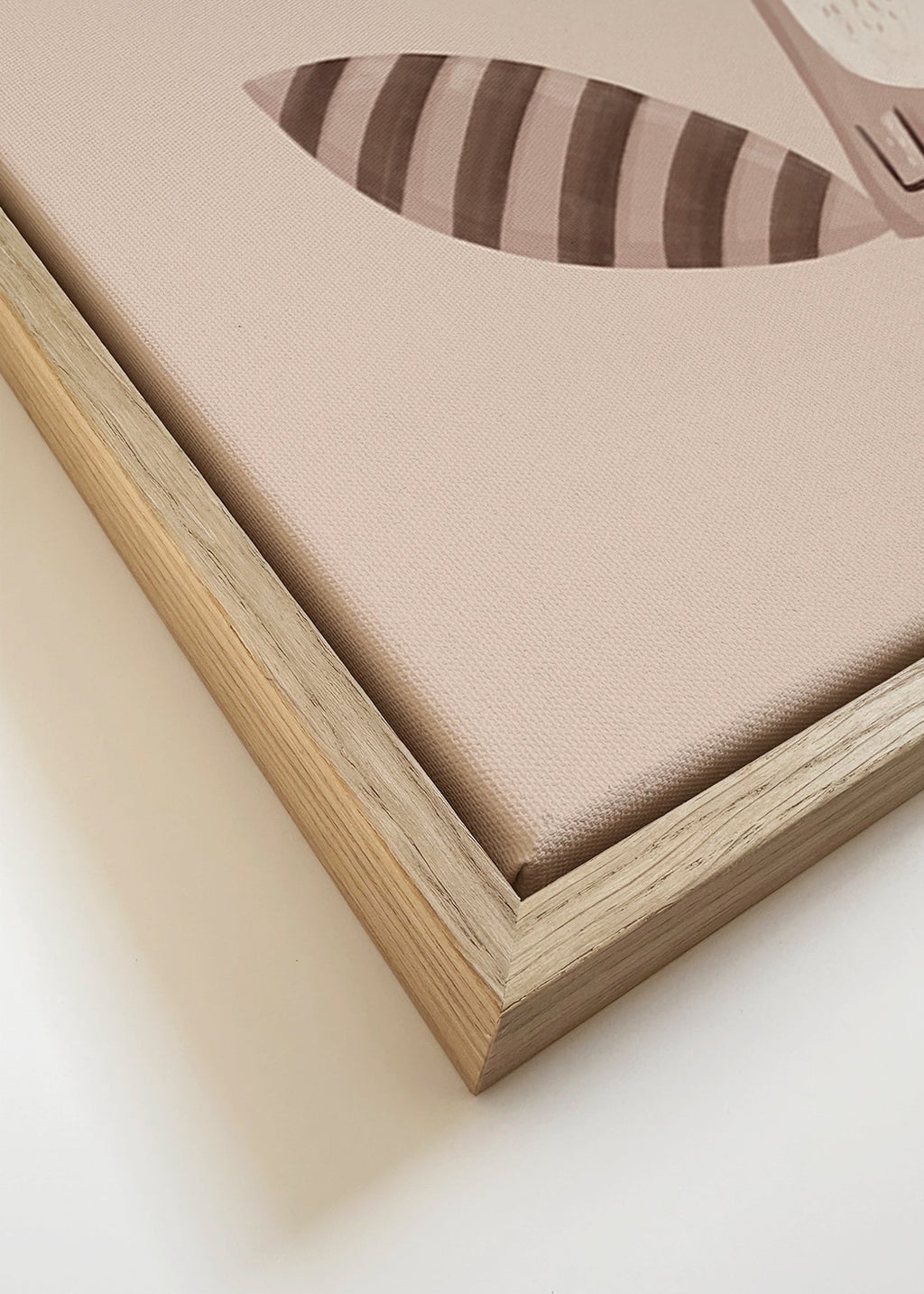 Lámina infantil: mapache sonriente sobre fondo beige – Canvas detail