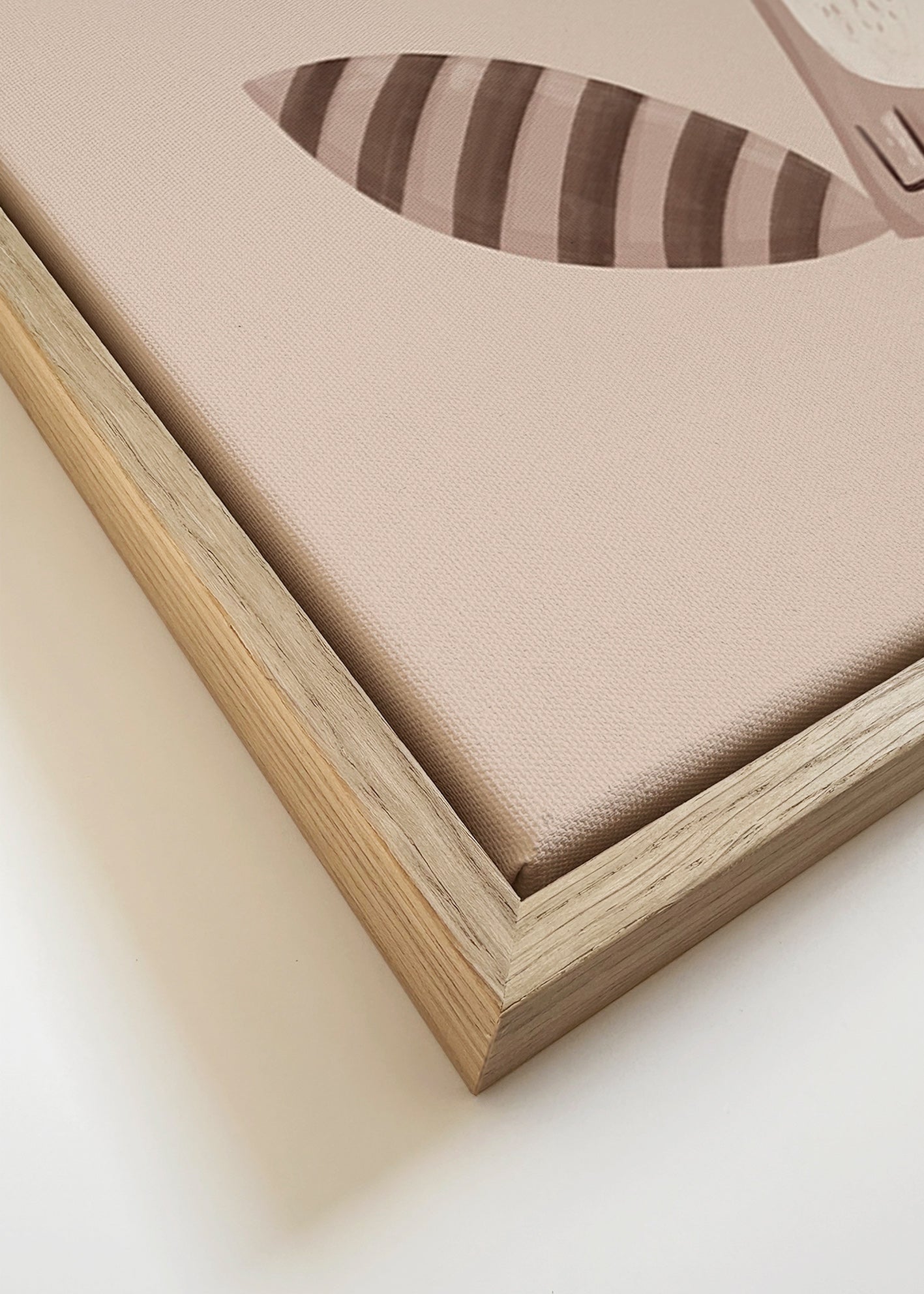 Lámina infantil: mapache sonriente sobre fondo beige – Canvas detail