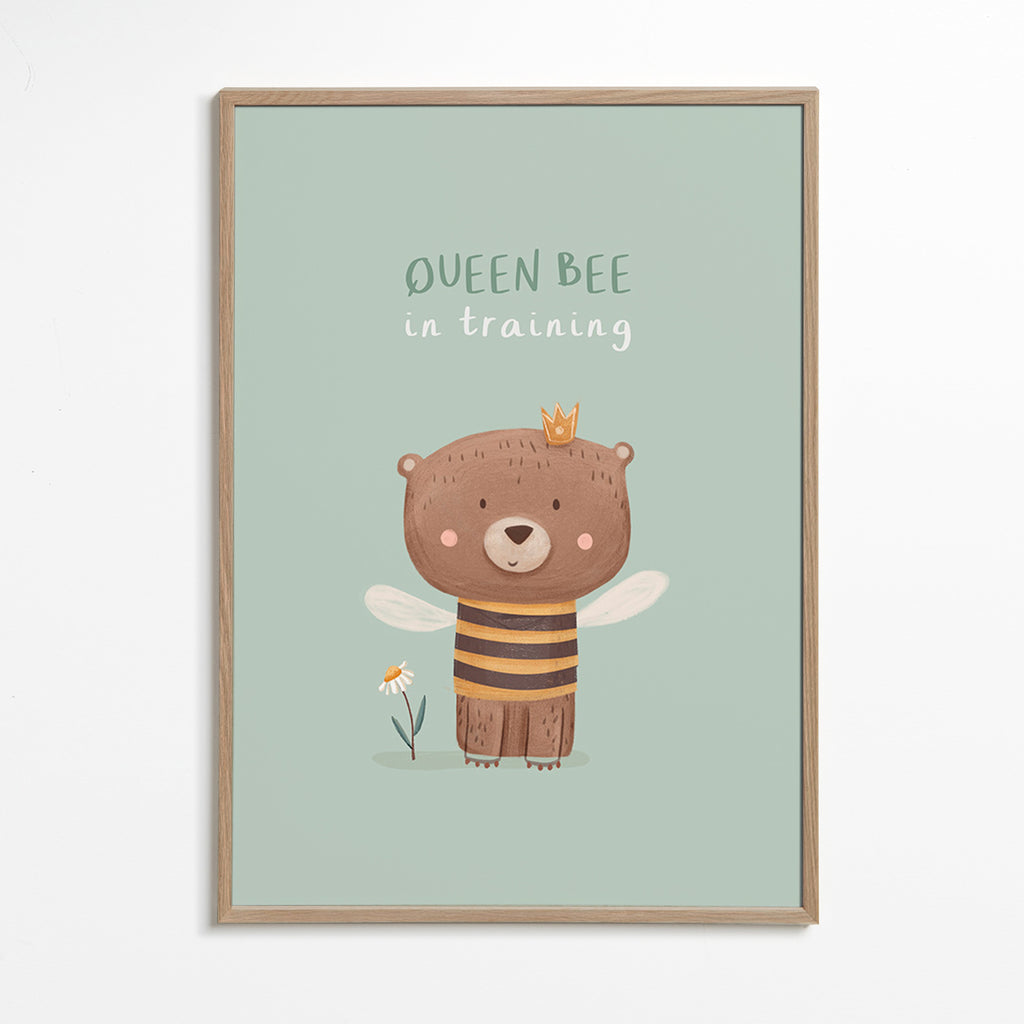 Lámina infantil con oso 'Queen Bee' y corona – Oak Frame