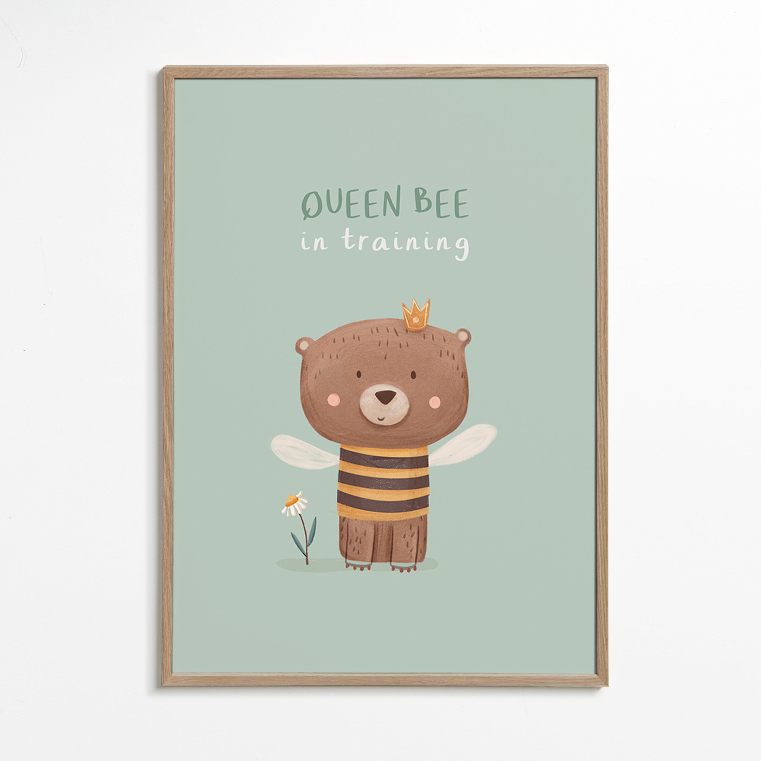 Lámina infantil con oso 'Queen Bee' y corona – Oak Frame