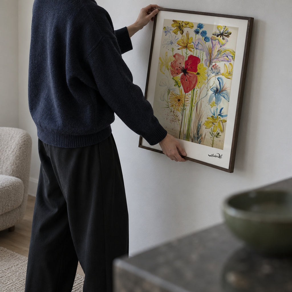 Salvador Dali fleurs II - Framed poster in an interior