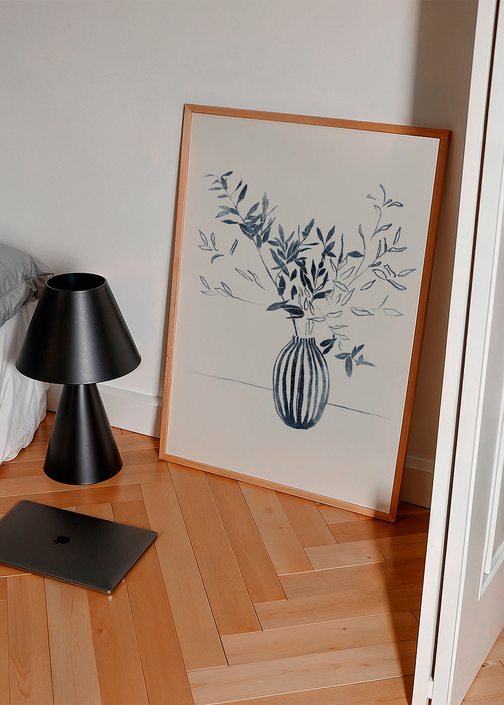 Lámina botánica: ramas azules en jarrón – Product1