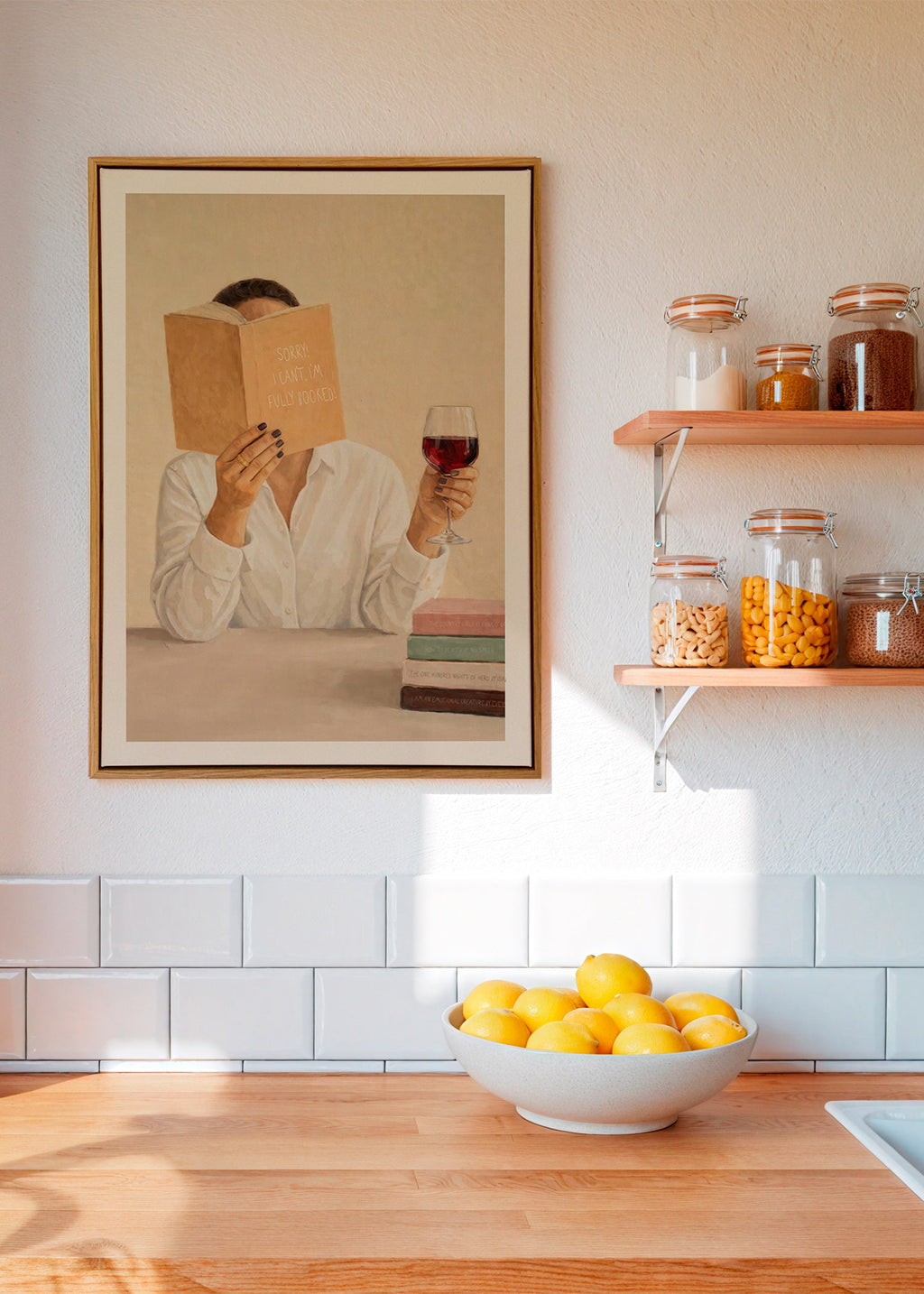 Cuadro de cocina con mujer leyendo y copa de vino – Canvas1