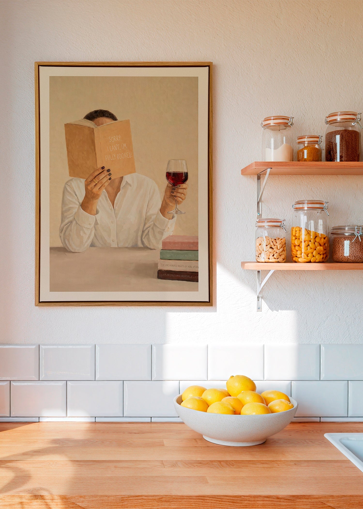 Cuadro de cocina con mujer leyendo y copa de vino – Canvas1