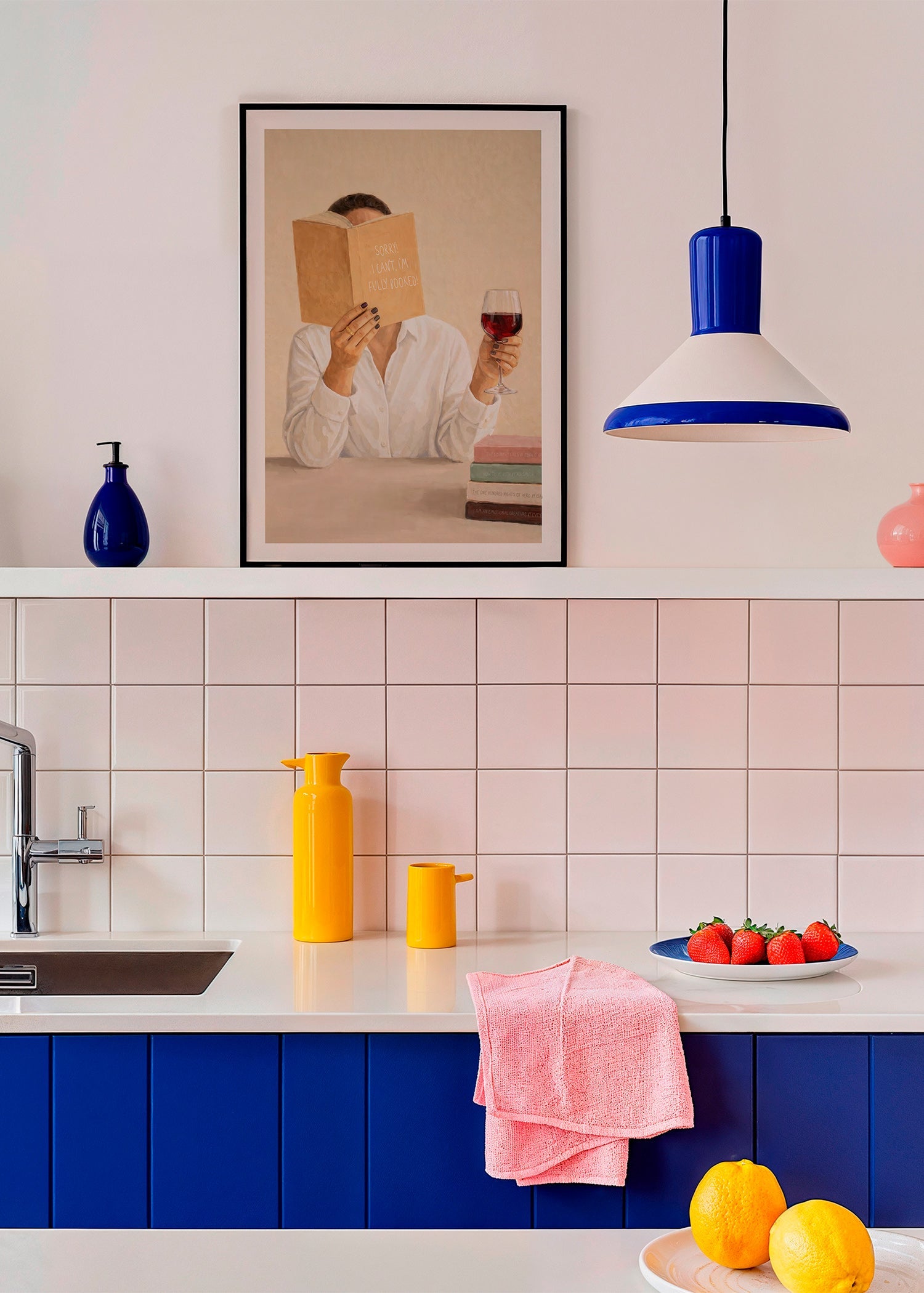 Cuadro de cocina con mujer leyendo y copa de vino – Product2