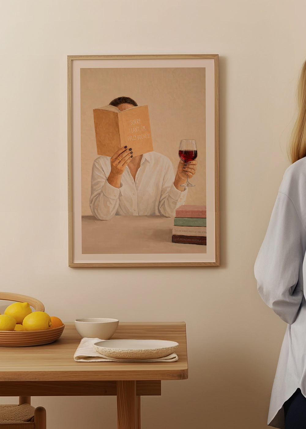 Cuadro de cocina con mujer leyendo y copa de vino – Product3