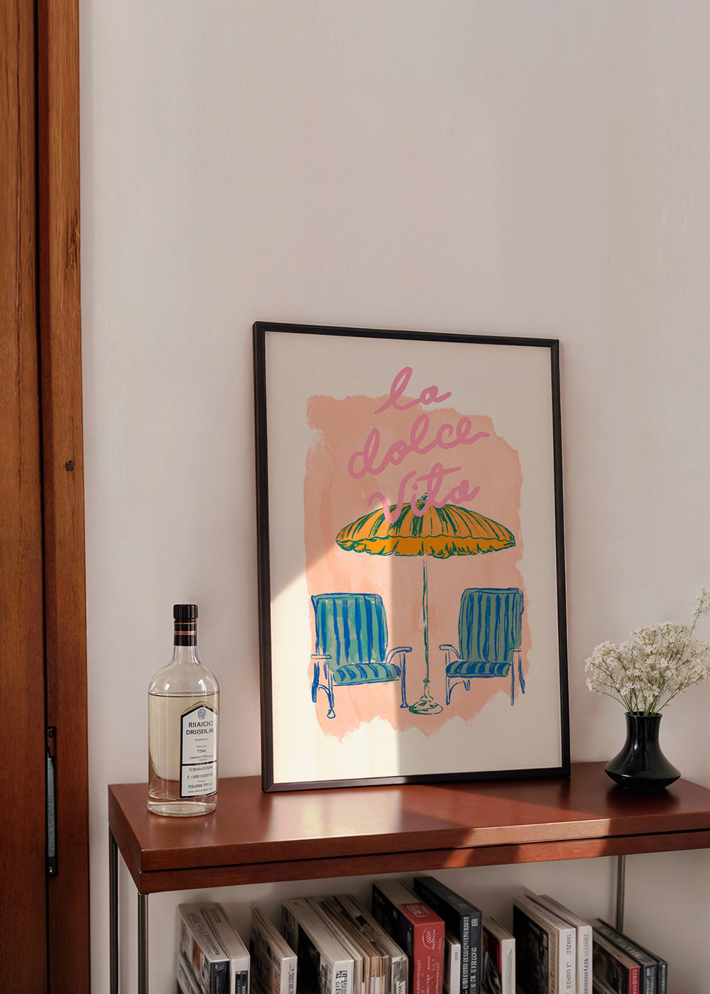 Ilustración La Dolce Vita con sombrilla y sillas – Product1