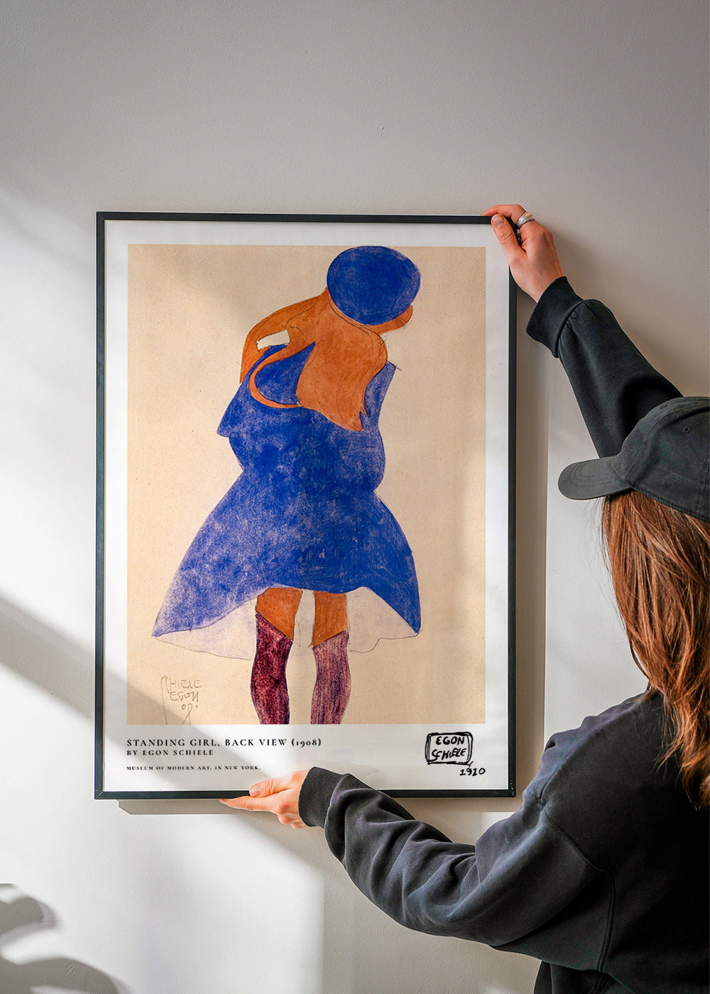 Ilustración: figura femenina de espaldas en azul – Product1