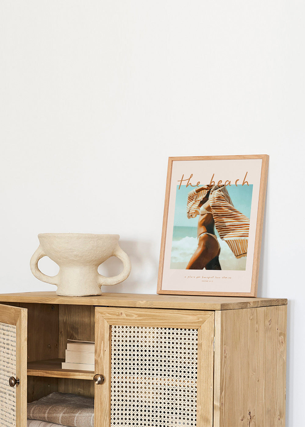 Cuadro de paisaje con figura playera y toalla a rayas – Product3